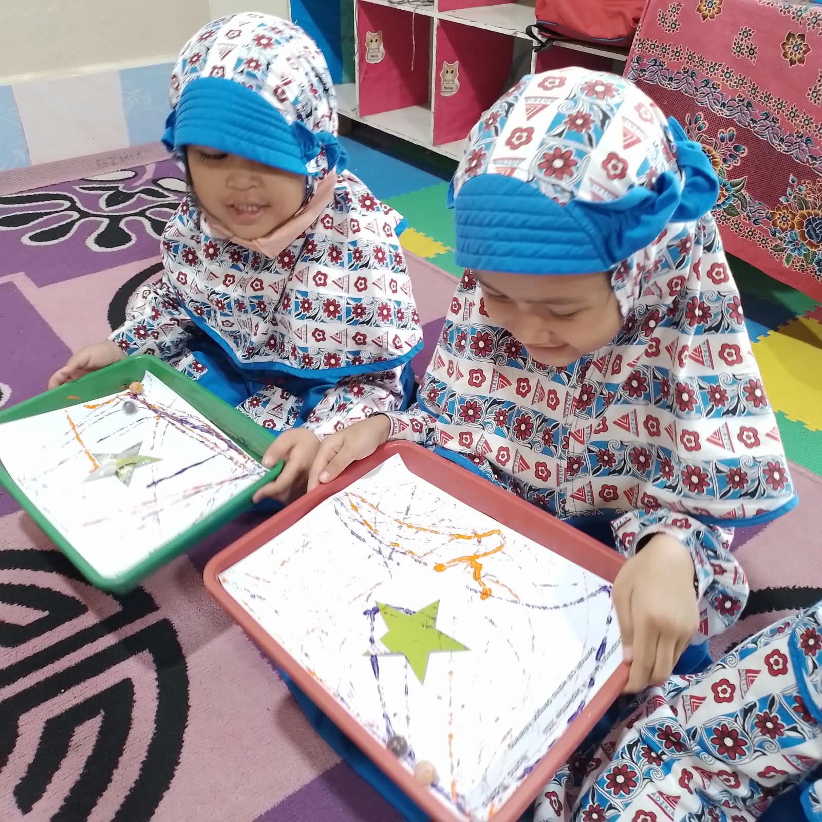 Kegiatan permainan wrna di sentra eksplorasi